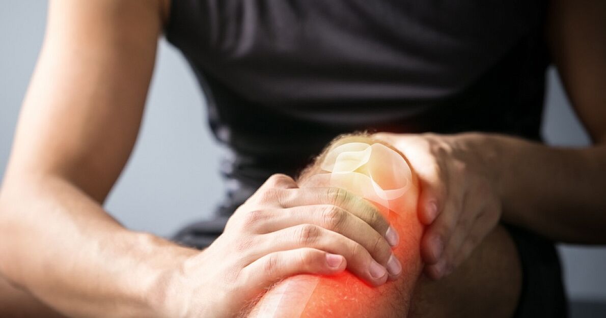 Applicazione del gel Traugel sull'articolazione del ginocchio