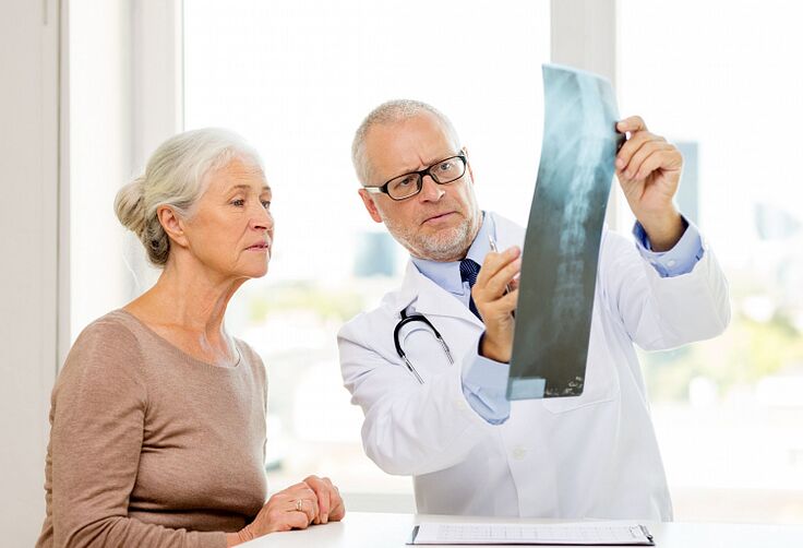 Il medico determina l'osteocondrosi cervicale in un paziente mediante radiografia